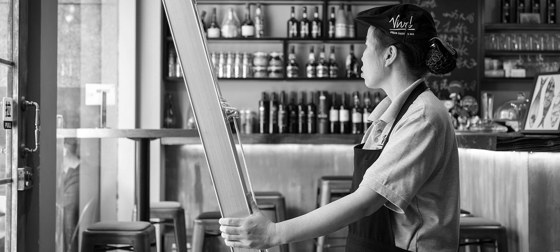 Frau bei der Arbeit hat Information gegeben Arbeitgeber